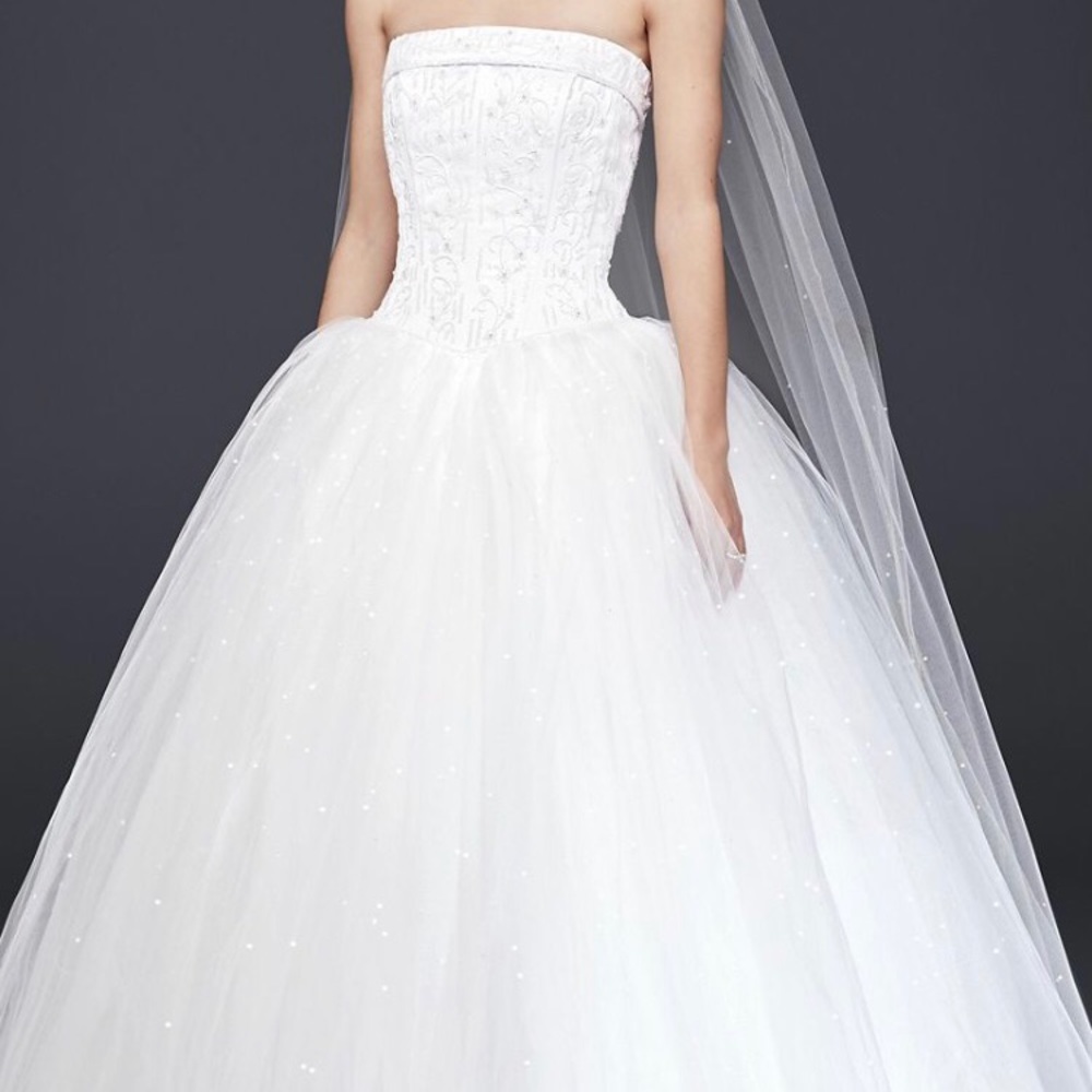 wedding dress *BRAND NEW never been worn*